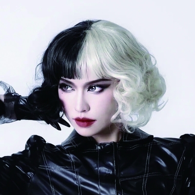 Curly Short Bouncy Bang Hair Wig Bianco E Nero Cruella Cosplay Fibra resistente al calore